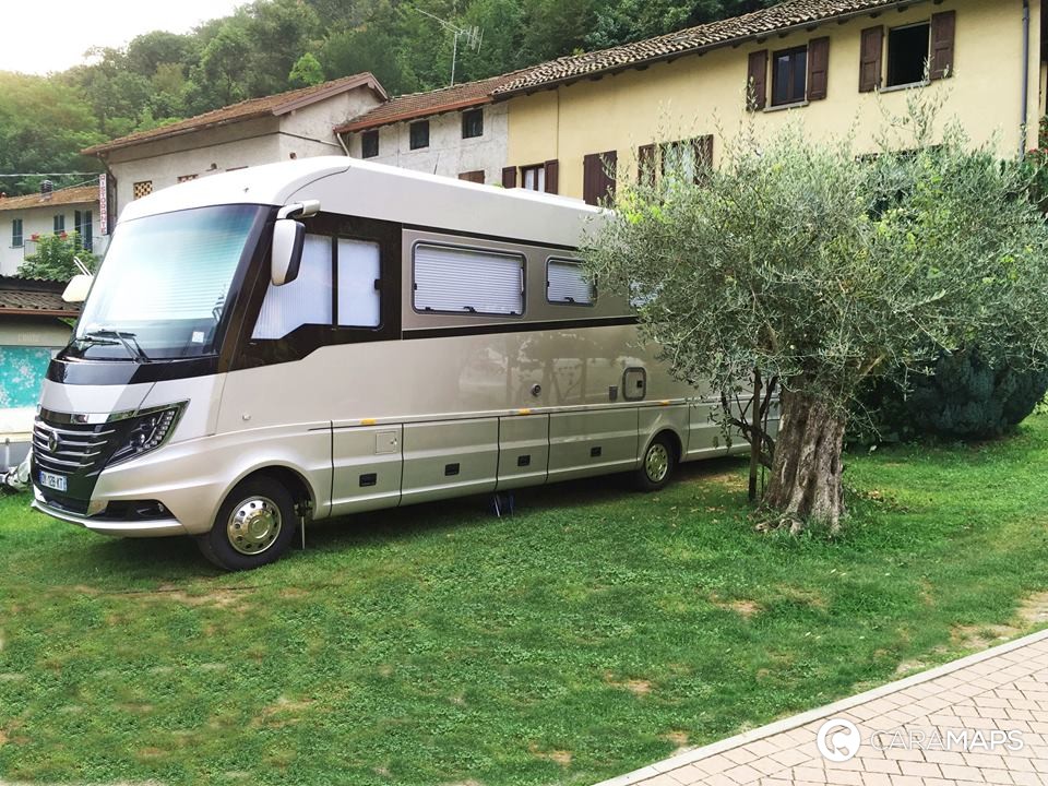 personaggi famosi che guidano un camper