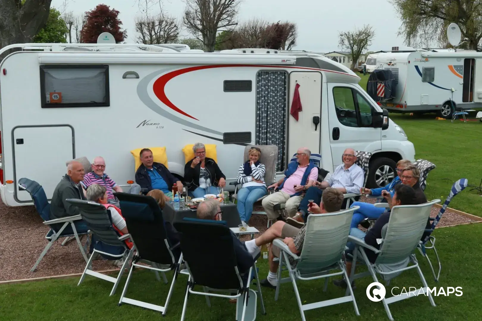 Groupe de voyageurs en camping-car rassemblés sur une aire ou camping. Photo de la communauté CaraMaps.