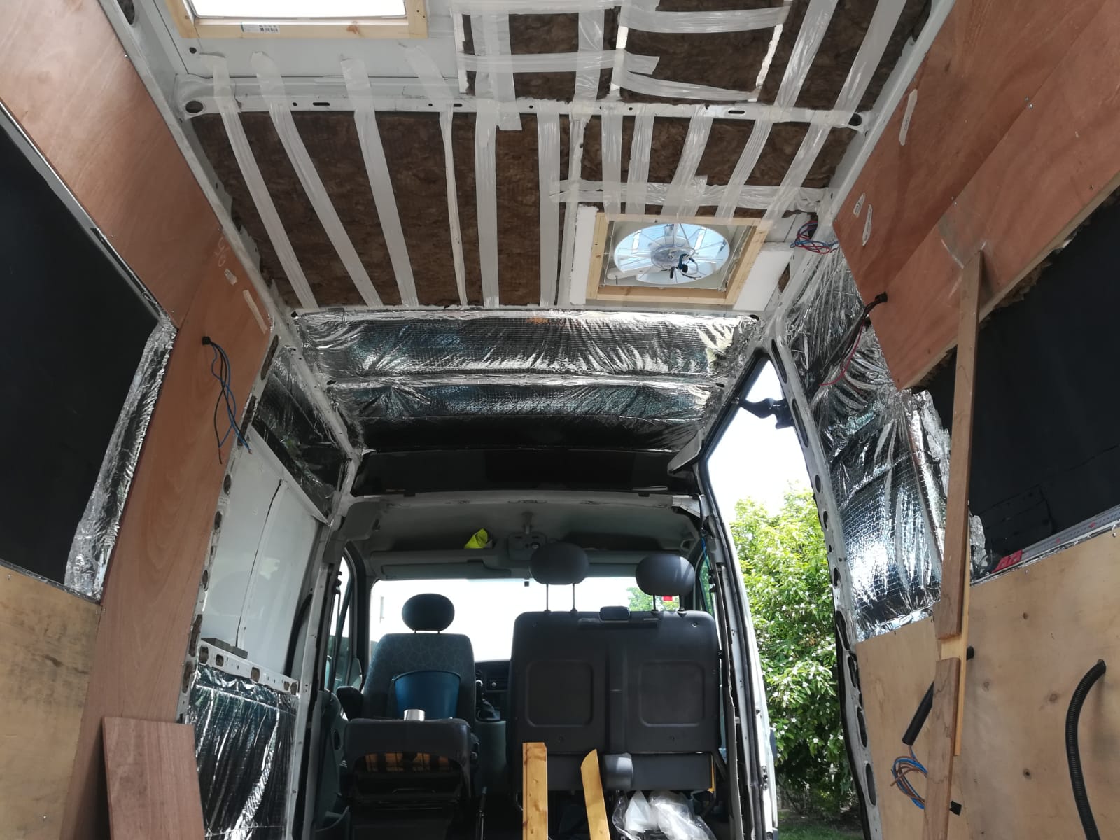 Fourgon en cours d'aménagement. Fourgon aménagé de Sin Código Postal. 