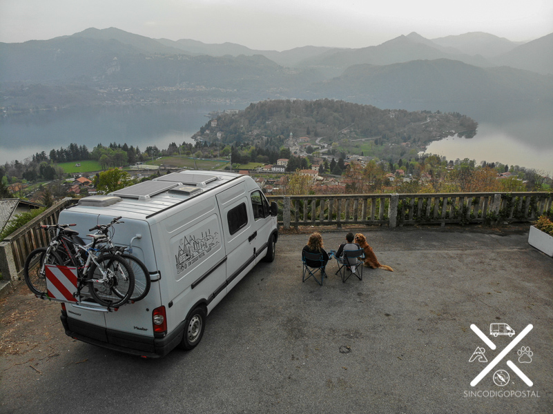 Fourgon aménagé. Parking. Vue d'un lac. 