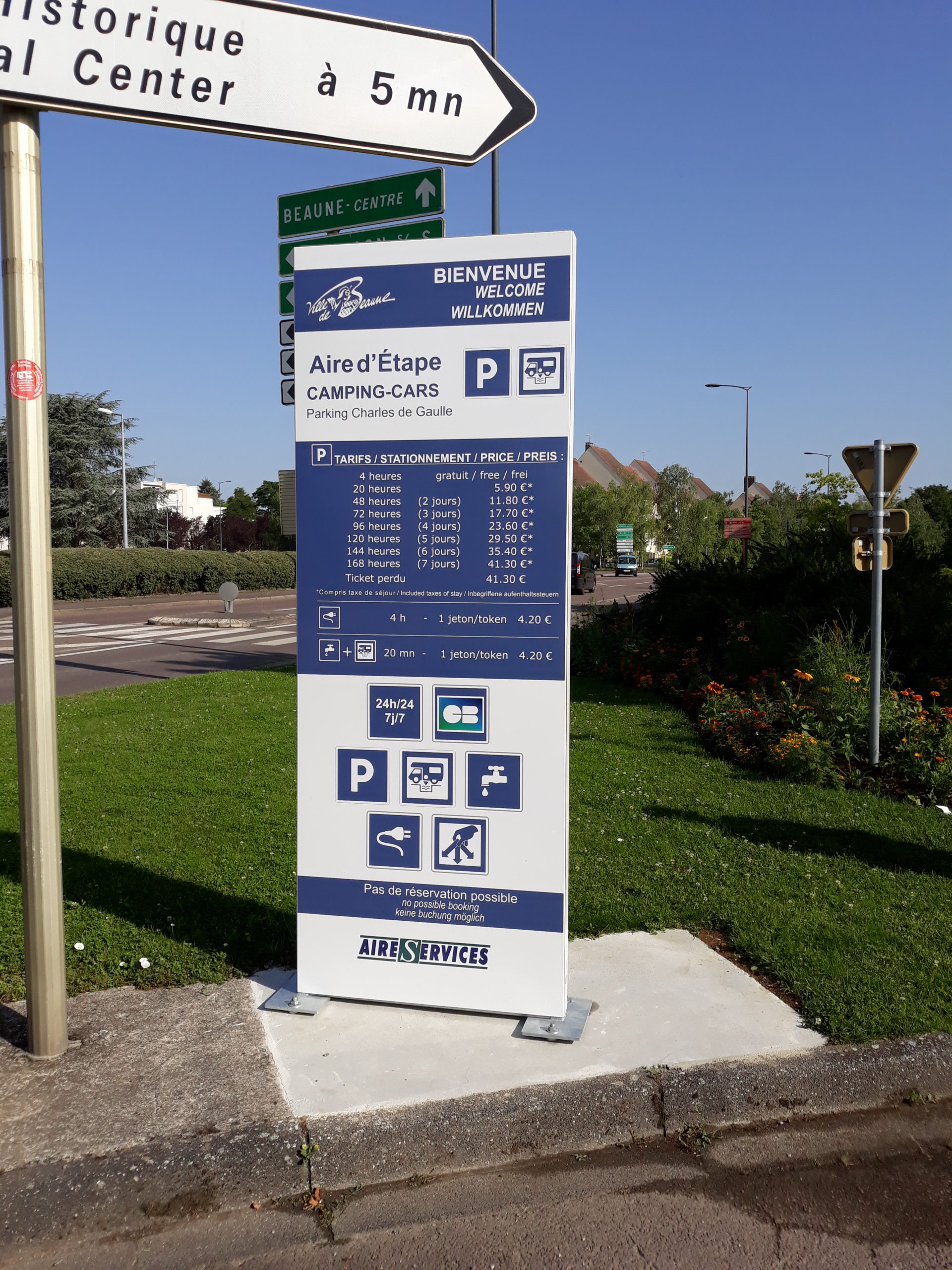 Panneau de bienvenue et tarifs pour une aire de services pour camping-car