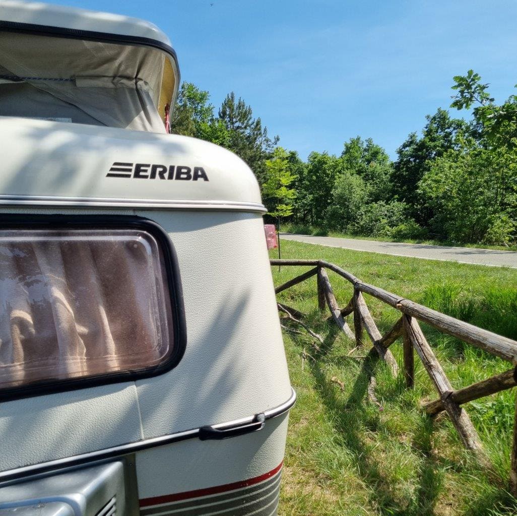 Caravane stationnée en plein air