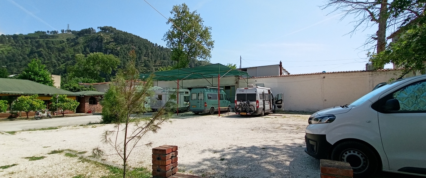 Camping-car stationné sur une plage de la Riviera albanaise.