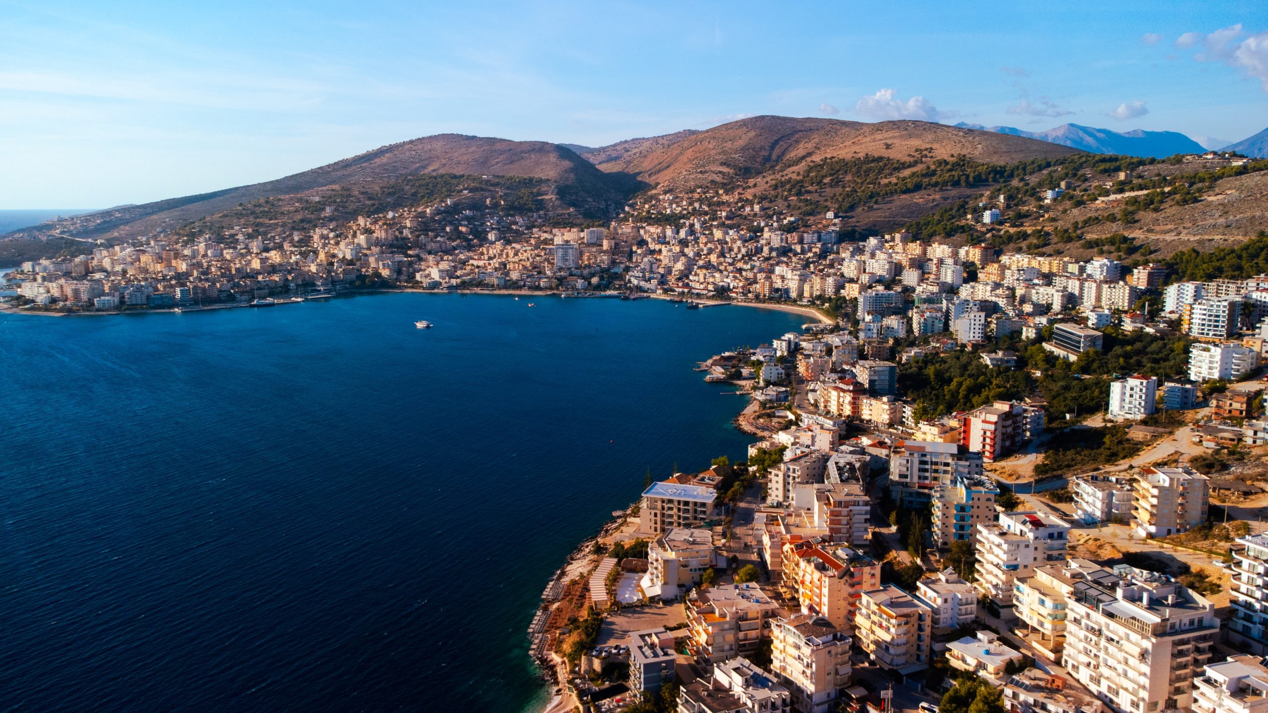 Vue de Sarandë en Albanie avec baie et bâtiments en bord de mer.