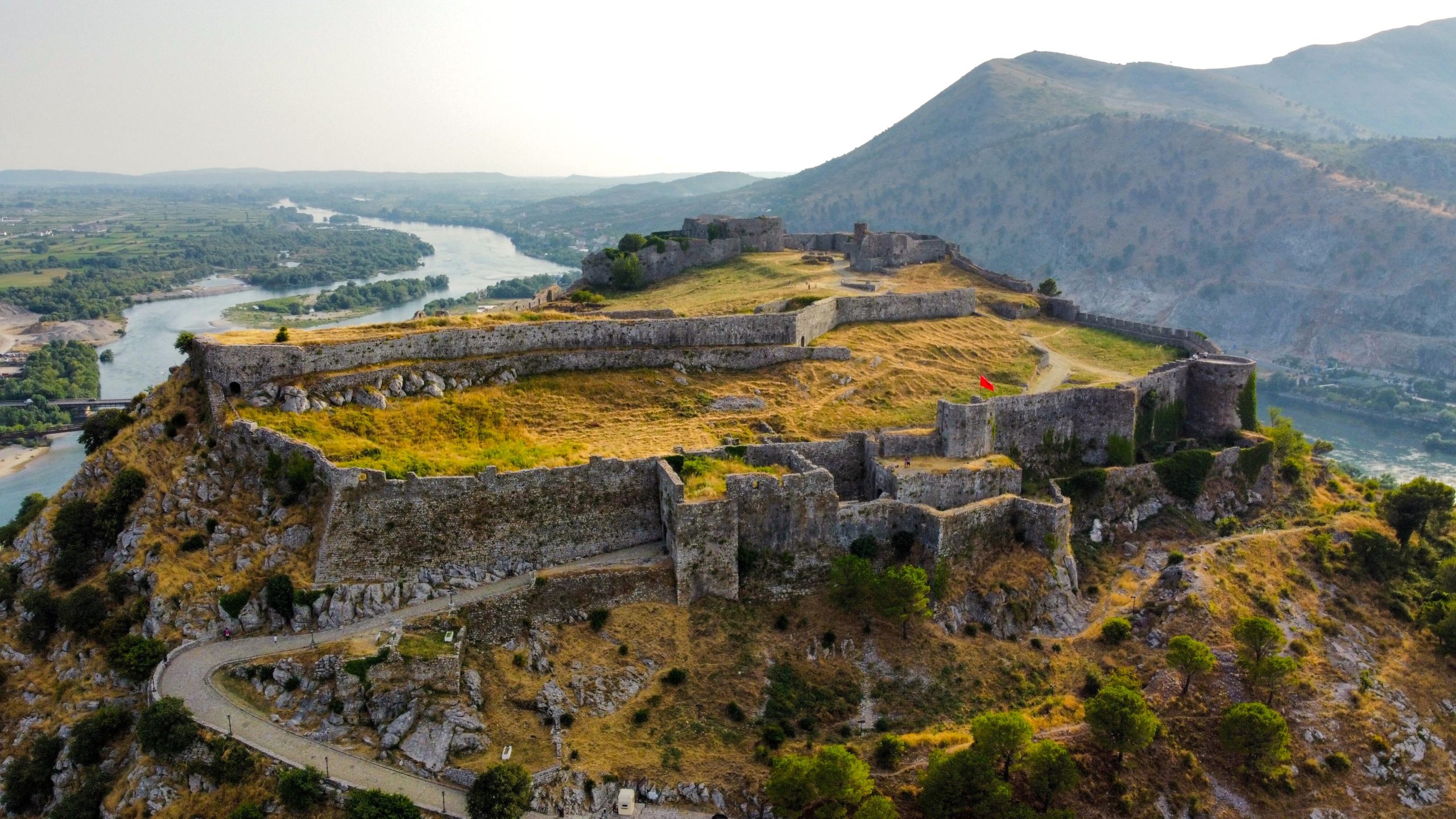 Ruines antiques de Butrint en Albanie avec paysage montagneux.