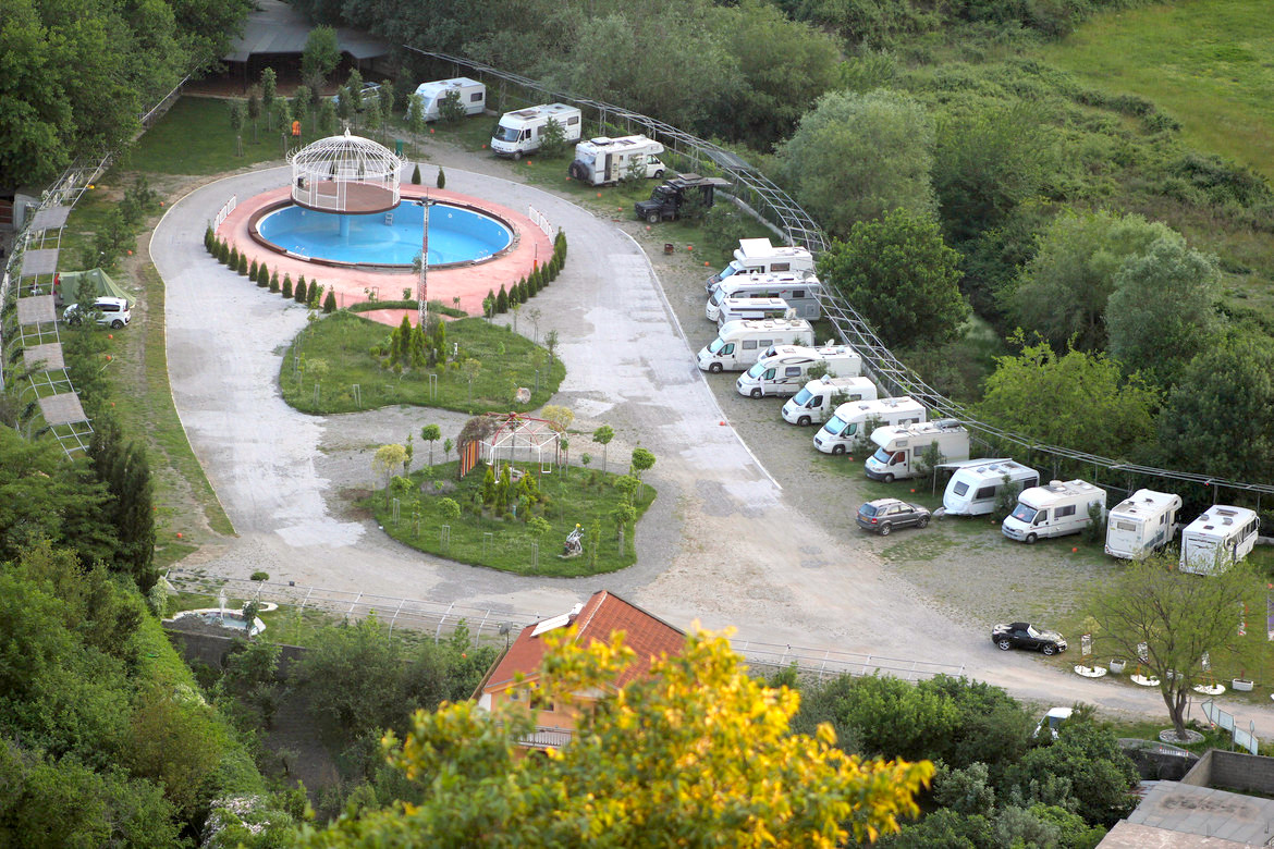 Camping en pleine nature avec camping-cars et piscine en Albanie.