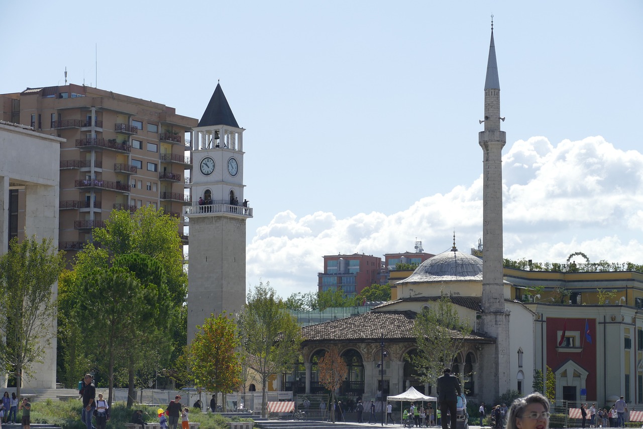 Mosquée Et'hem Bey et centre-ville de Tirana en Albanie.