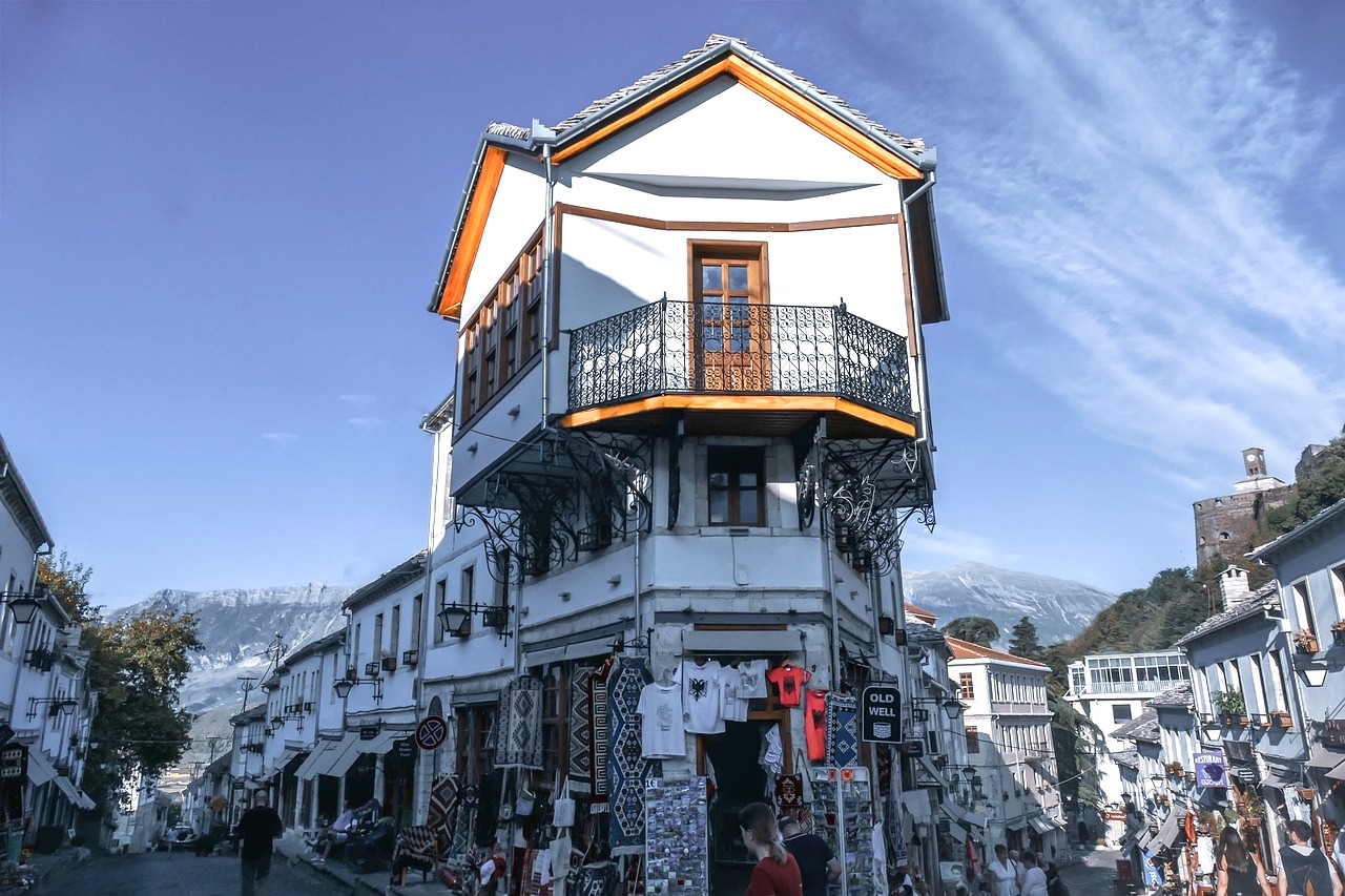 Tour panoramique et bâtiment historique à Krujë en Albanie.
