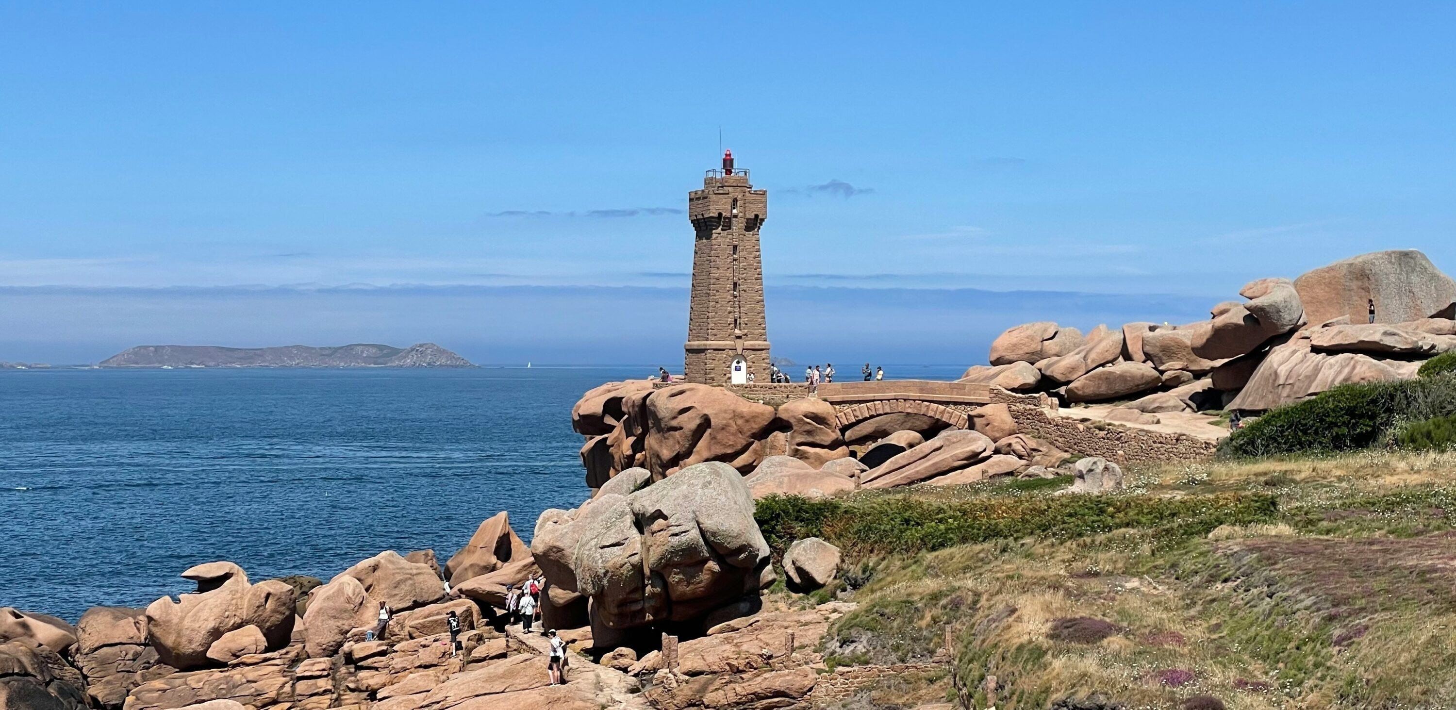 Phare situé sur des falaises face à l'océan, sur la célèbre côte de Granit Rose.