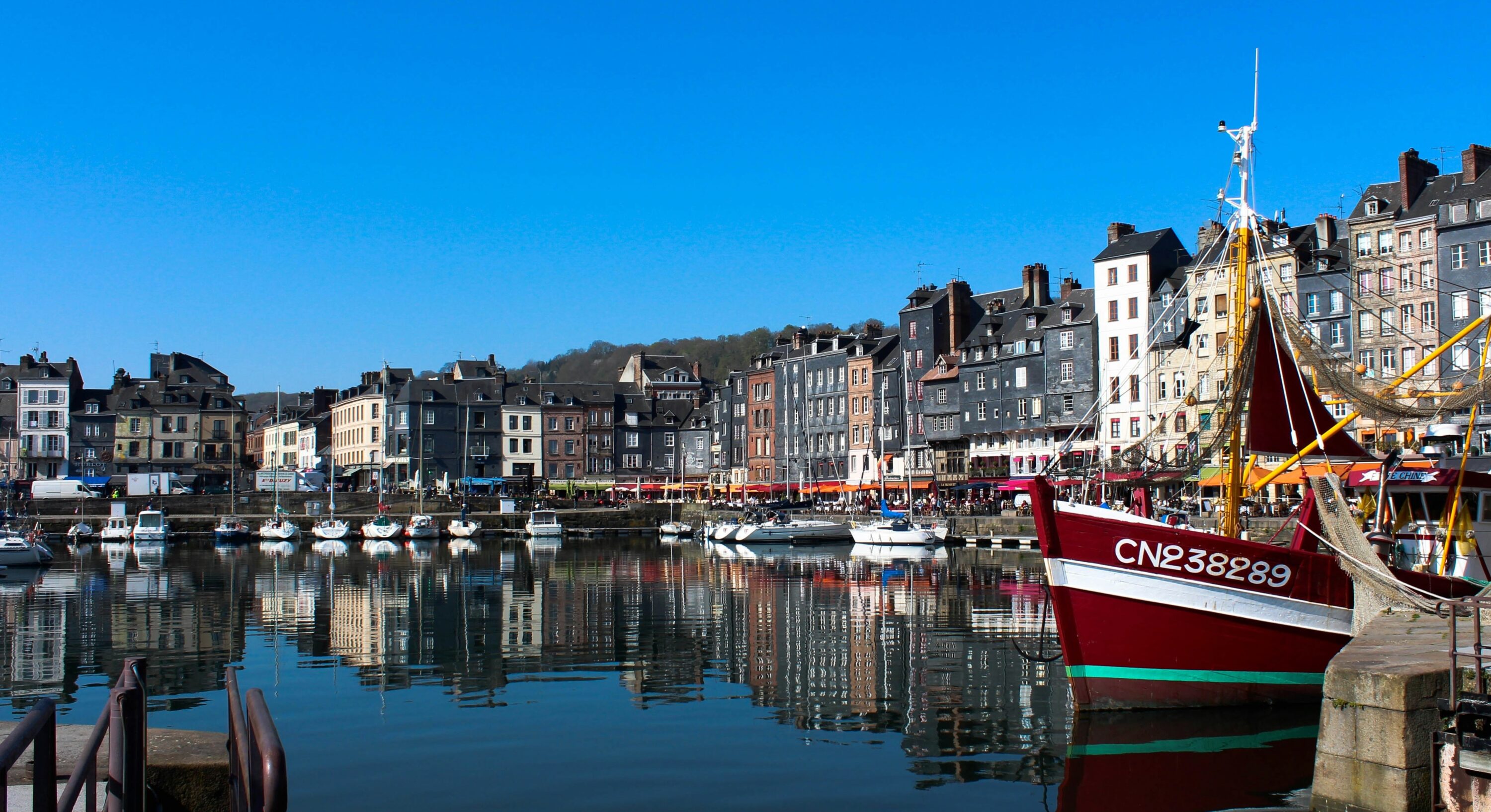 Des bateaux sont amarrés dans le port de Honfleur, en Normandie.