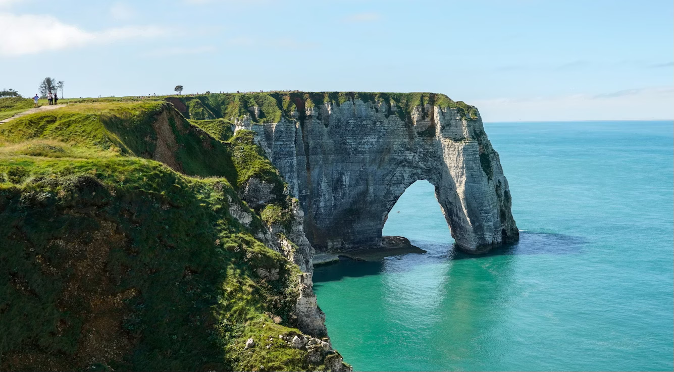 Magnifiques falaises qui surplombent l'océan dans la ville d'Étrtat, en France.