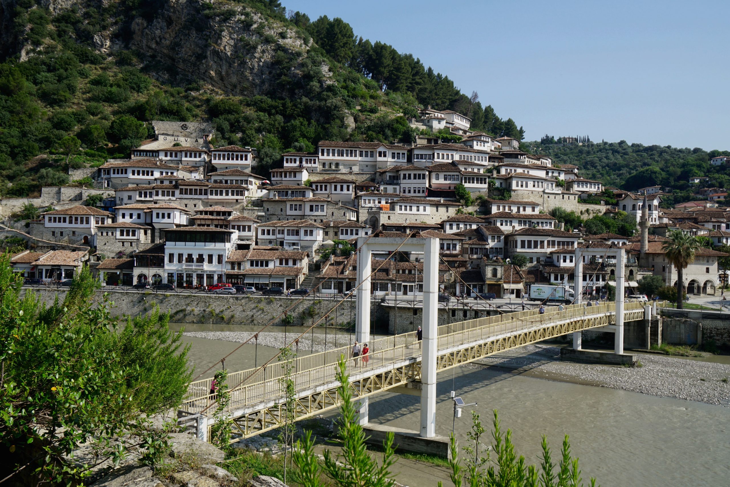 Vue panoramique de Berat, la ville aux mille fenêtres en Albanie.