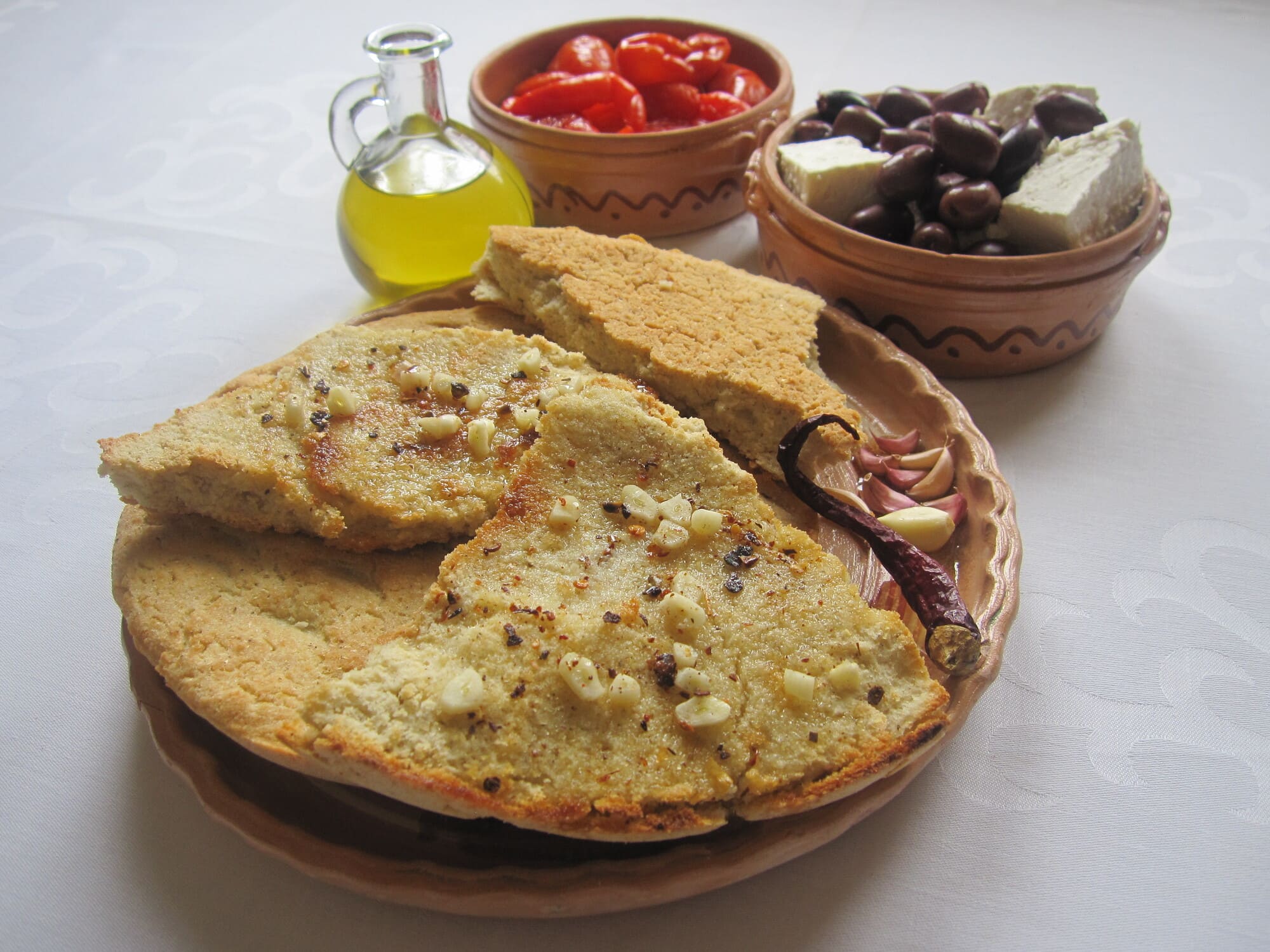 Byrek albanais traditionnel servi avec olives, fromage et huile d’olive.