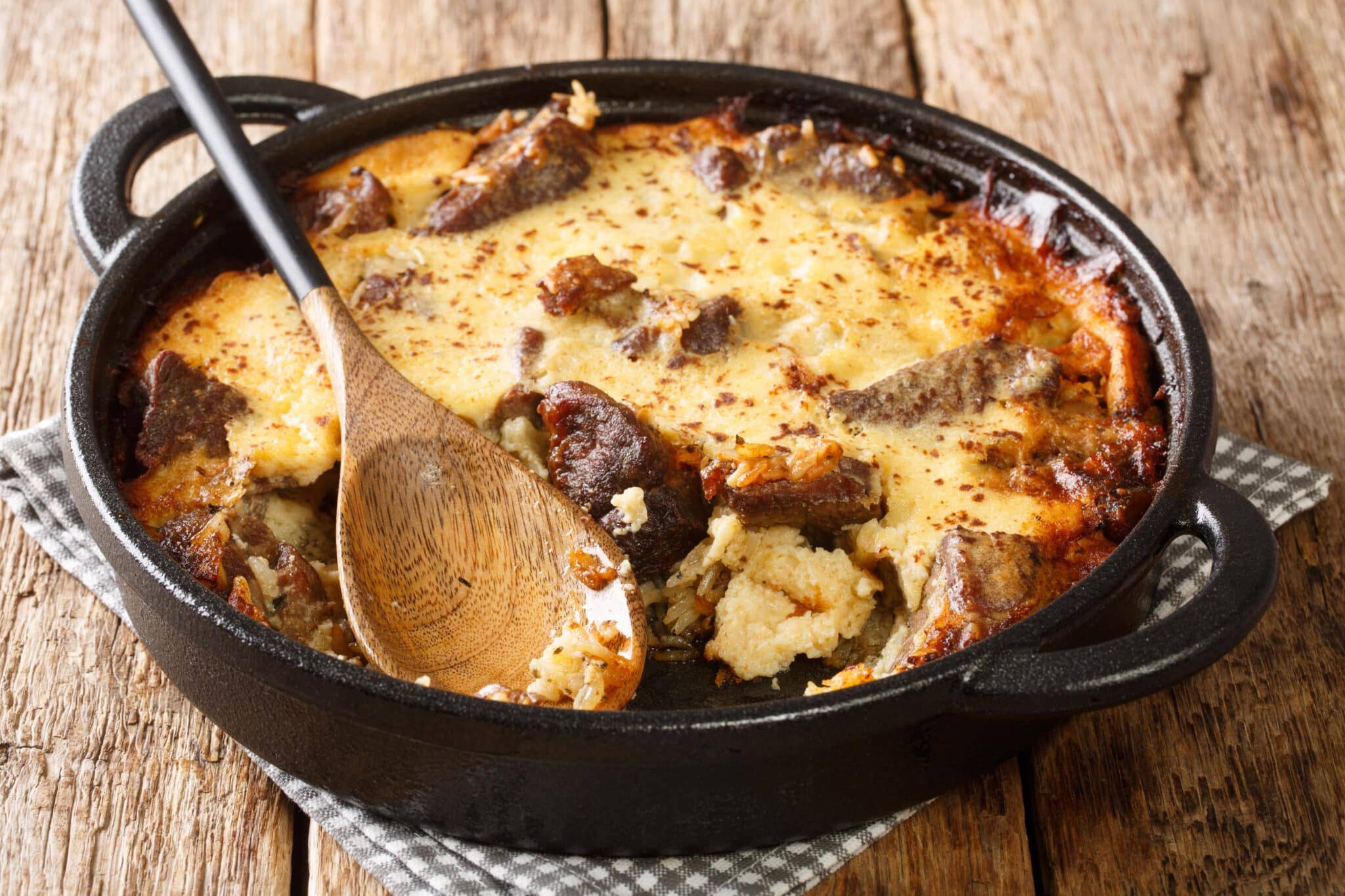 Tavë kosi albanais, plat traditionnel à base d’agneau et de yaourt gratiné.