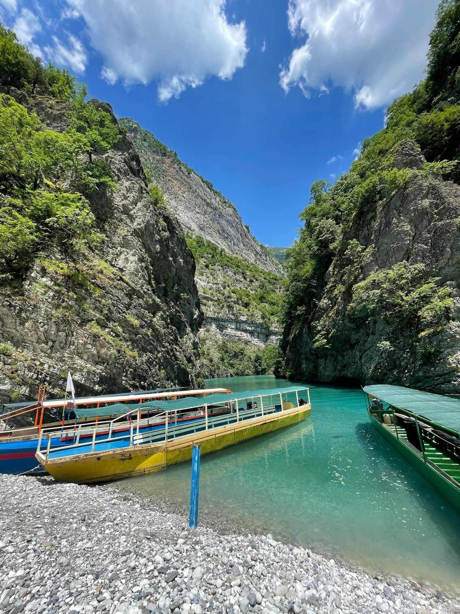 Excursion en bateau dans un canyon aux eaux turquoise sur la côte albanaise.