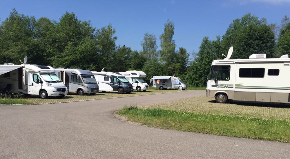 Photo d'une aire pour camping-car.