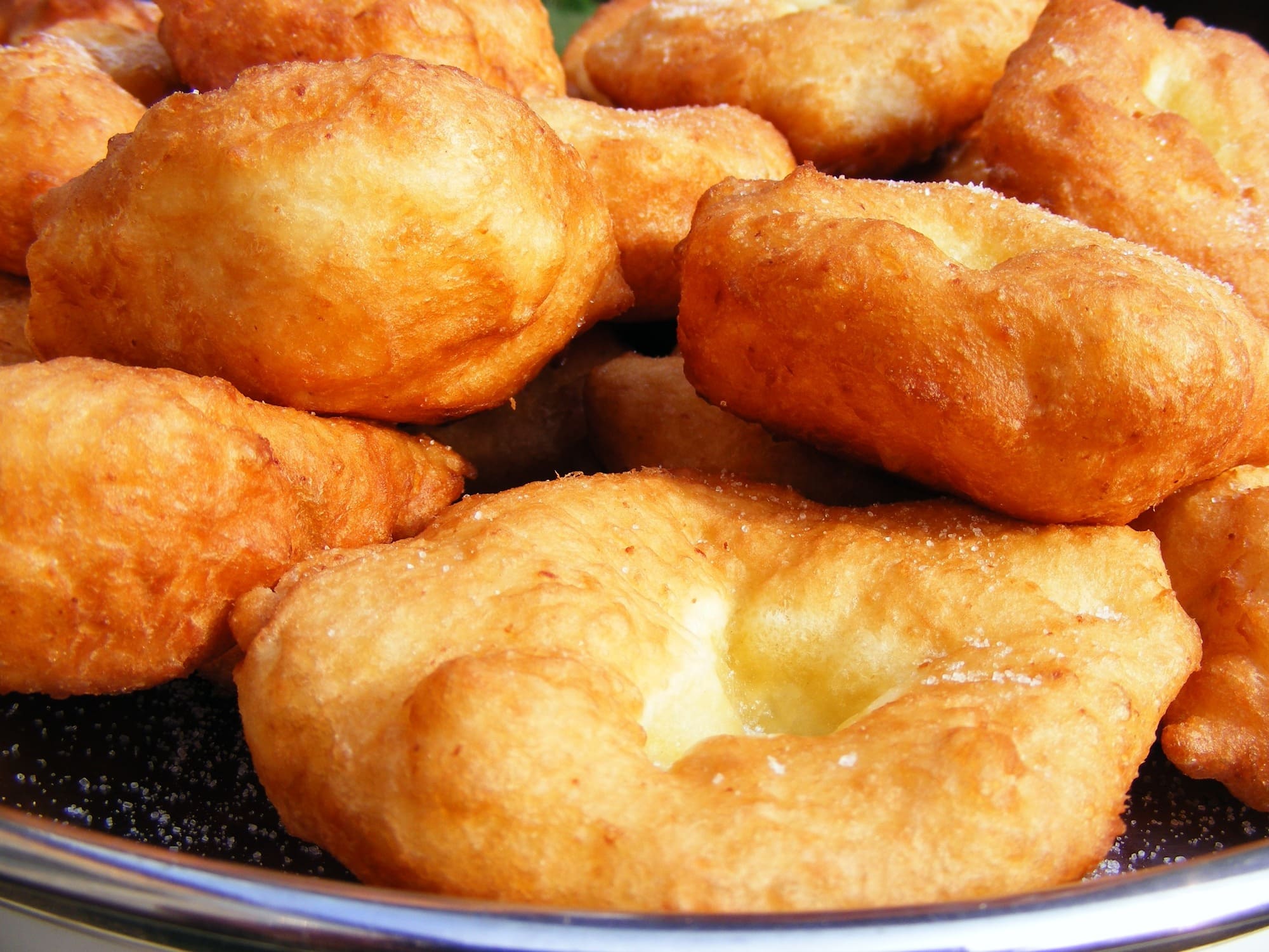 Beignets traditionnels albanais dorés et croustillants servis chauds.