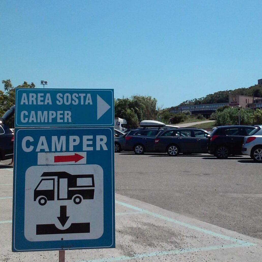 Signalisation d'une aire de services pour camping-car en Italie. Area Sosta Camper.