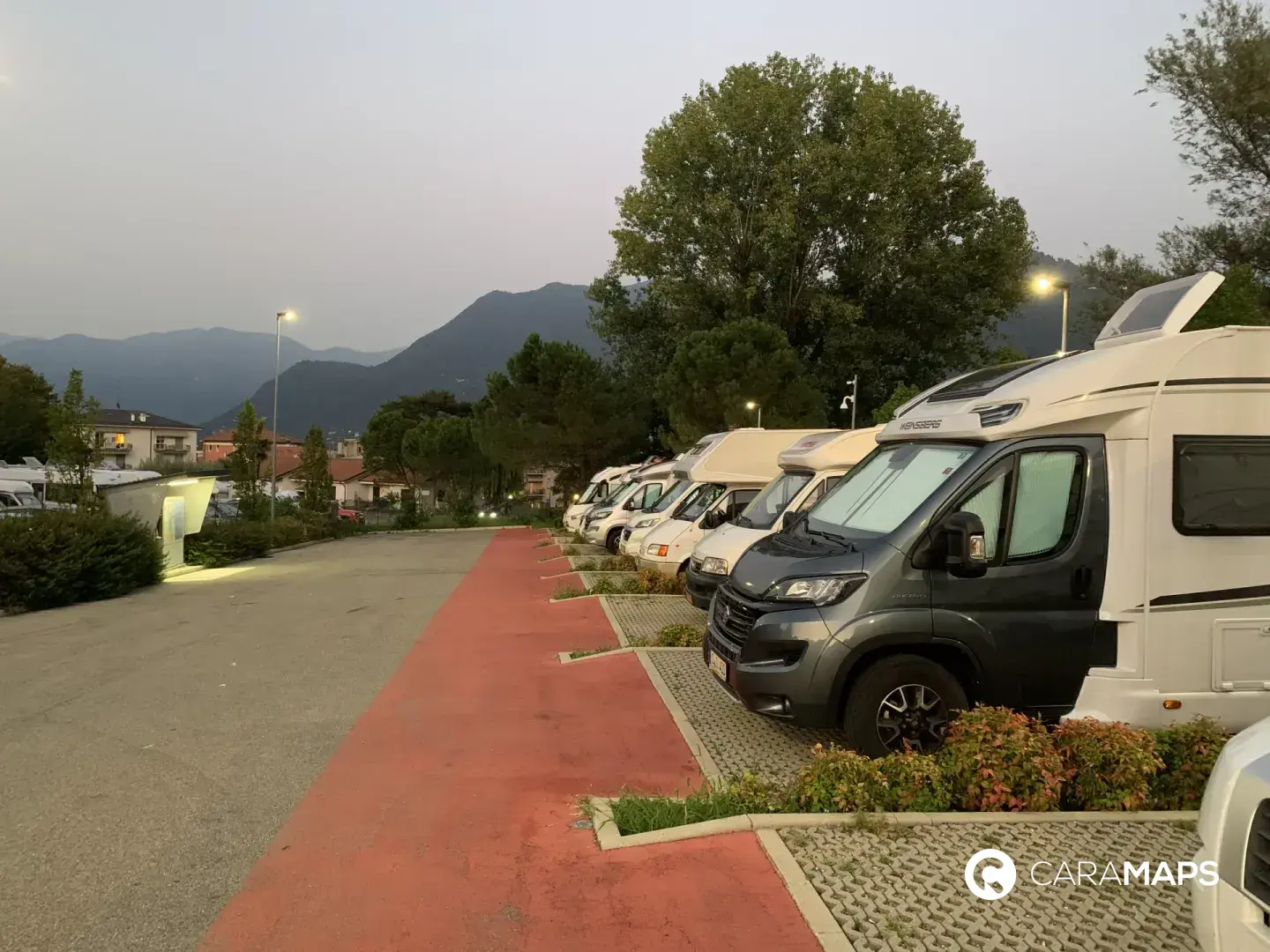 Photo de CaraMaps. Aire de services Tavernola en Italie du Nord pour camping-car.