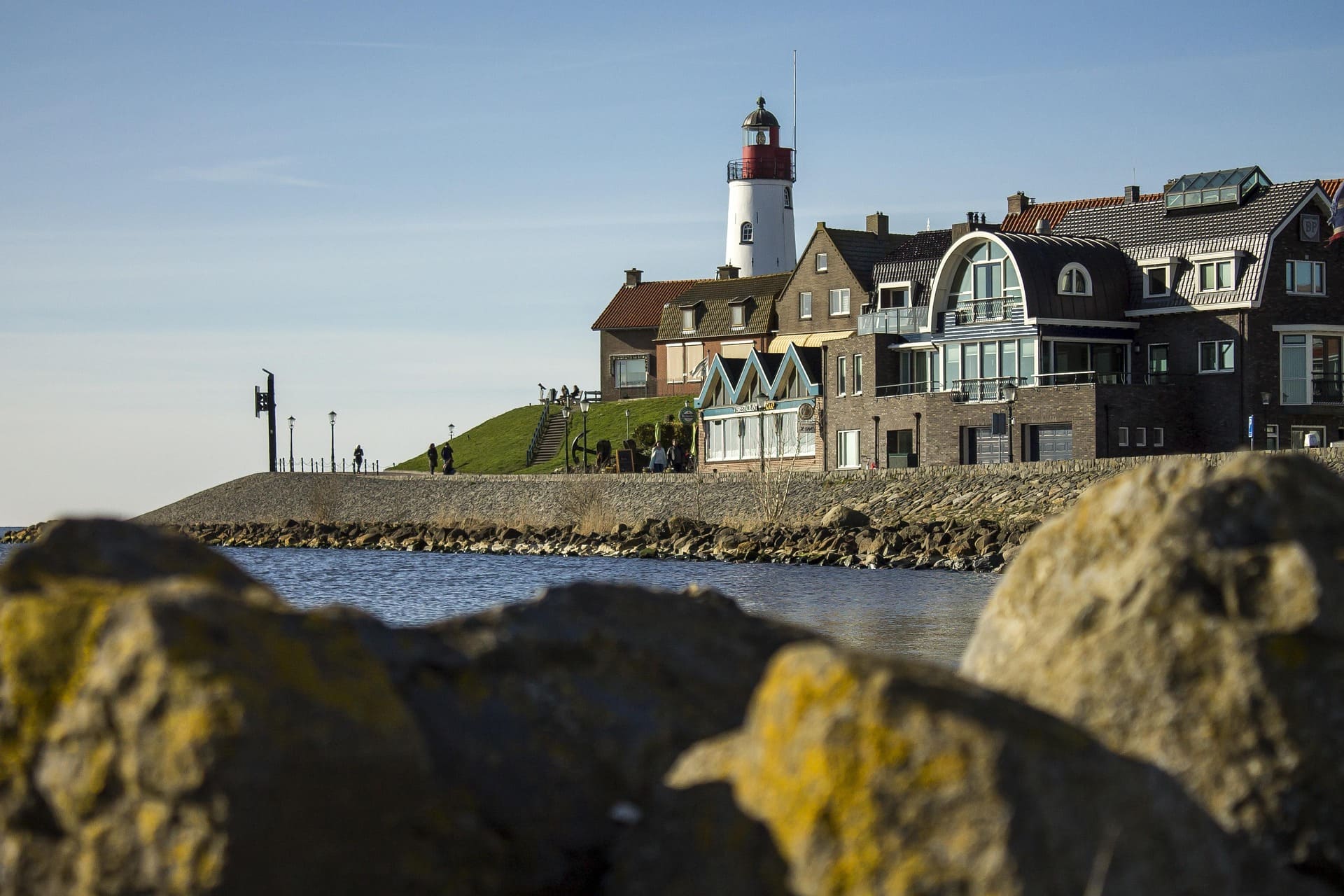 Un village aux Pays-Bas avec la mer et des roches