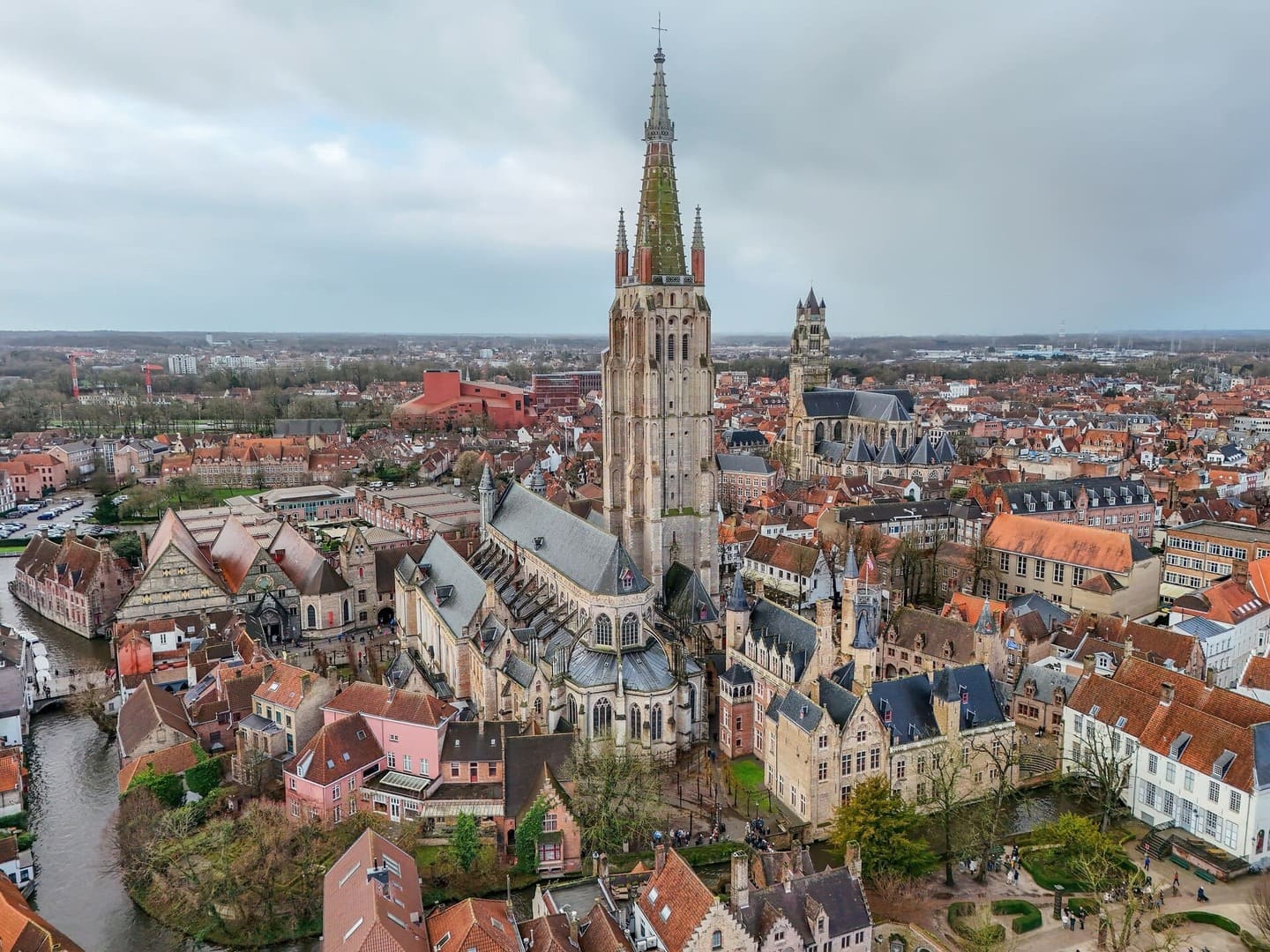 Vue aérienne de Bruges avec l’église Notre-Dame et les toits du centre historique.
