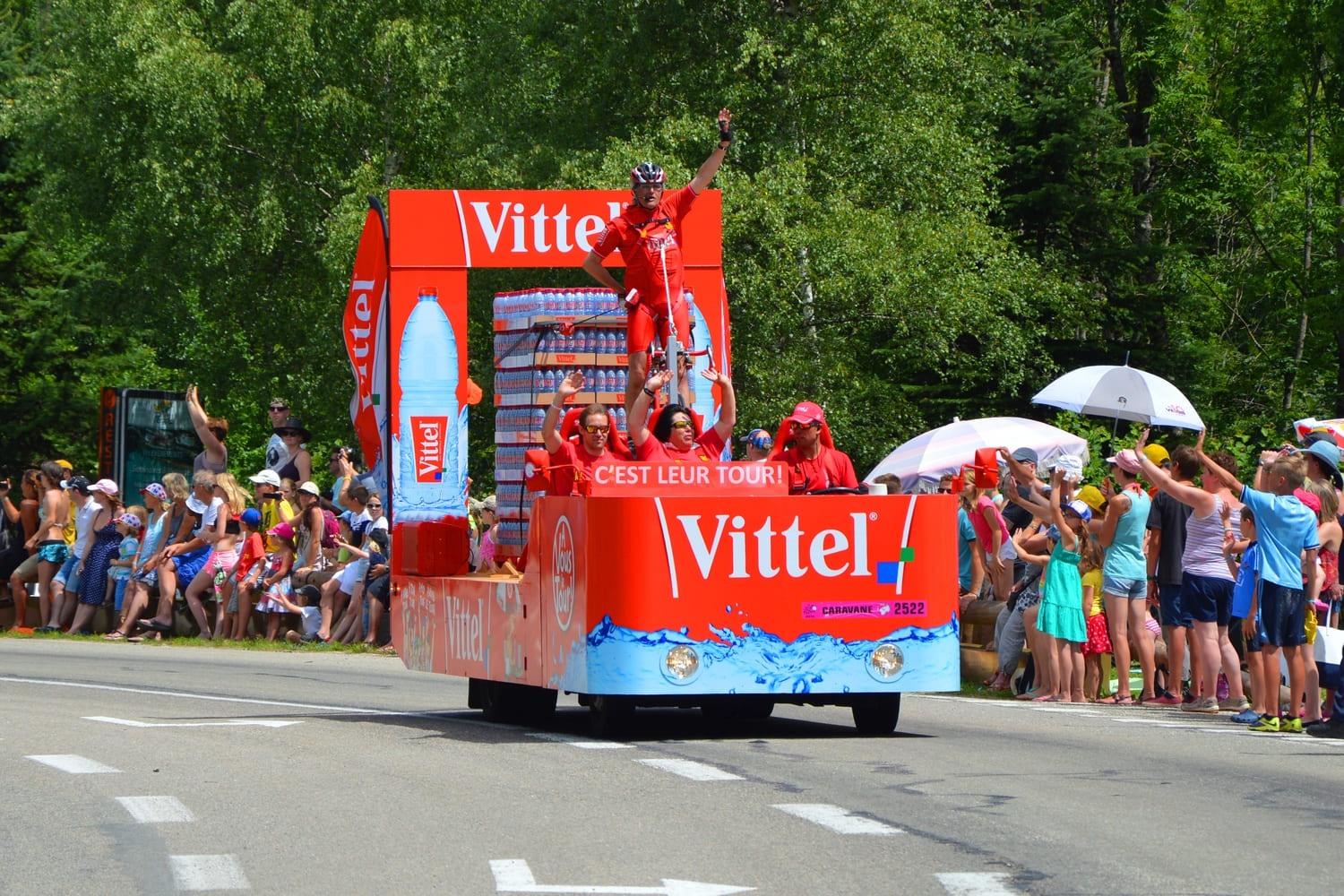 Char Vittel de la caravane publicitaire du Tour de France devant des spectateurs.