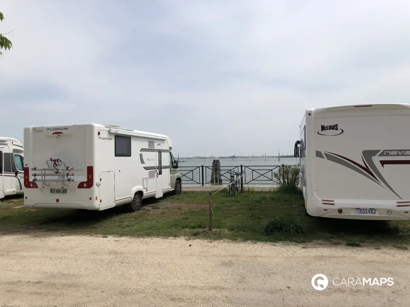 Camping-cars garés face à la lagune au Camping Fusina, près de Venise en Italie.