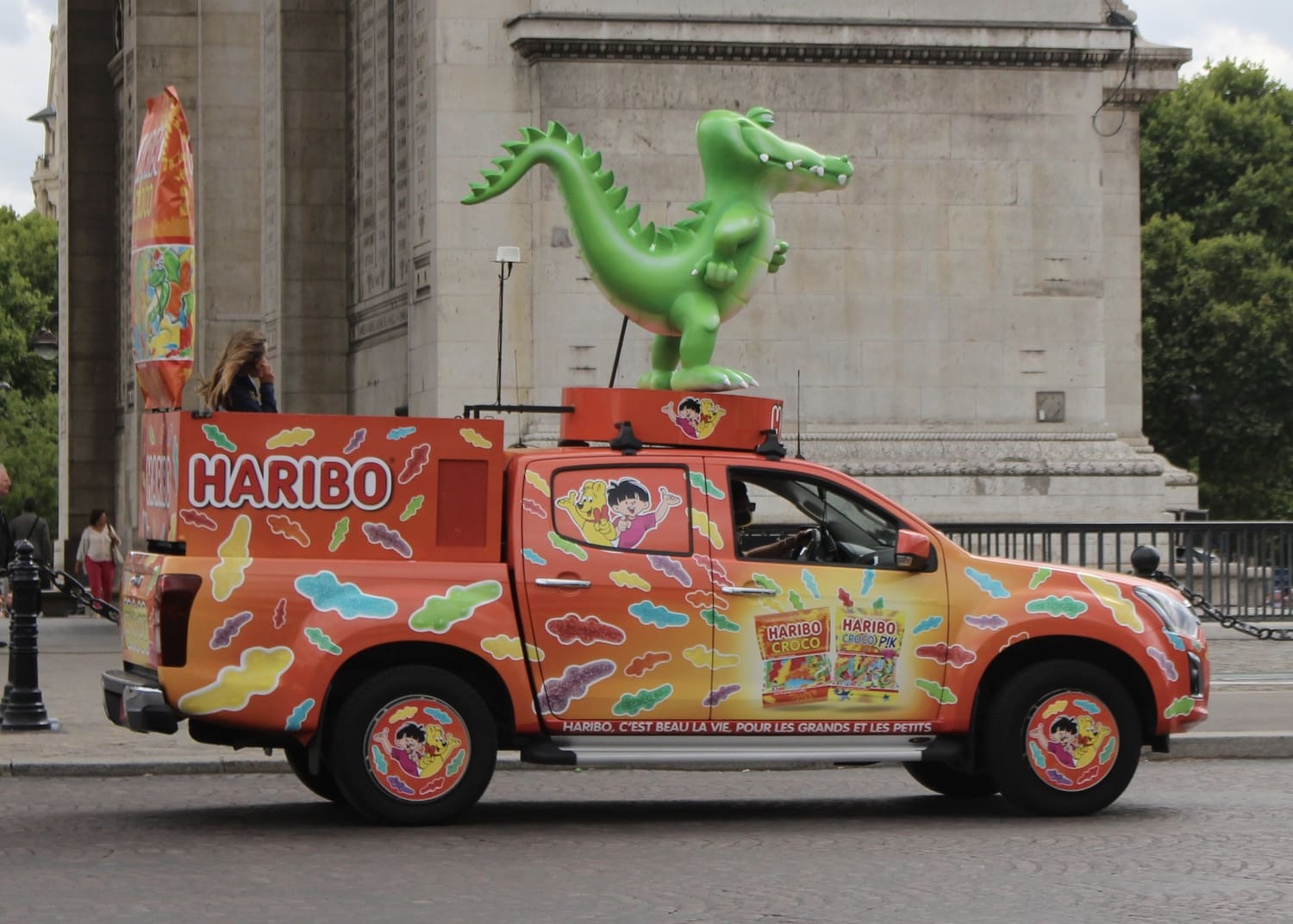 Véhicule Haribo décoré avec dragon vert lors de la caravane du Tour de France.