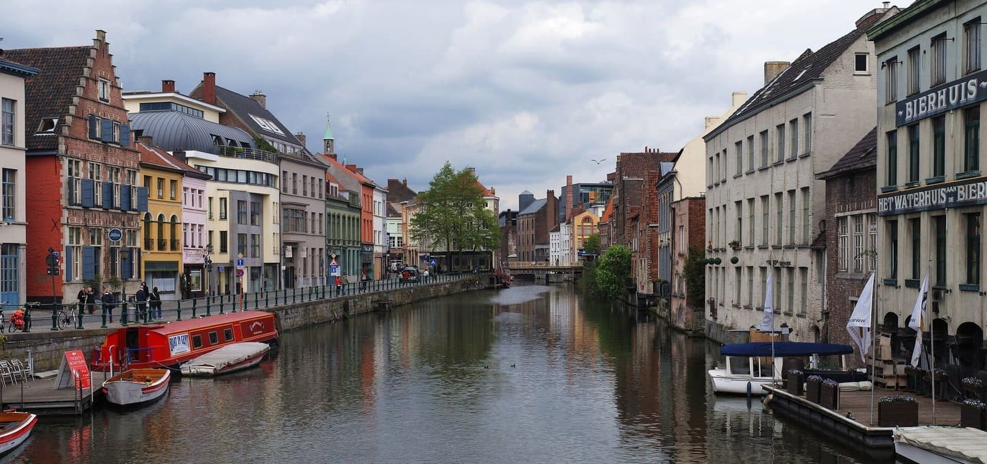 Canal du centre historique de Gand avec maisons flamandes colorées.