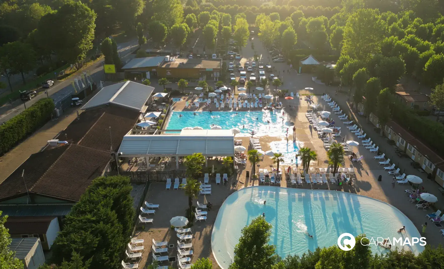 Vue aérienne du Hu Venezia Camping in Town avec piscines, hébergements et espaces verts près de Venise.