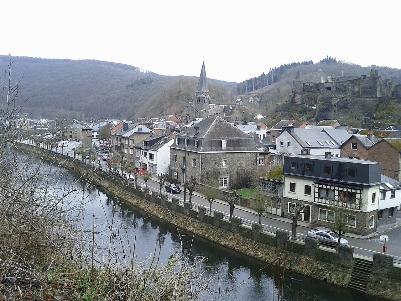 Vue de La Roche-en-Ardenne et de son château médiéval le long de l’Ourthe.