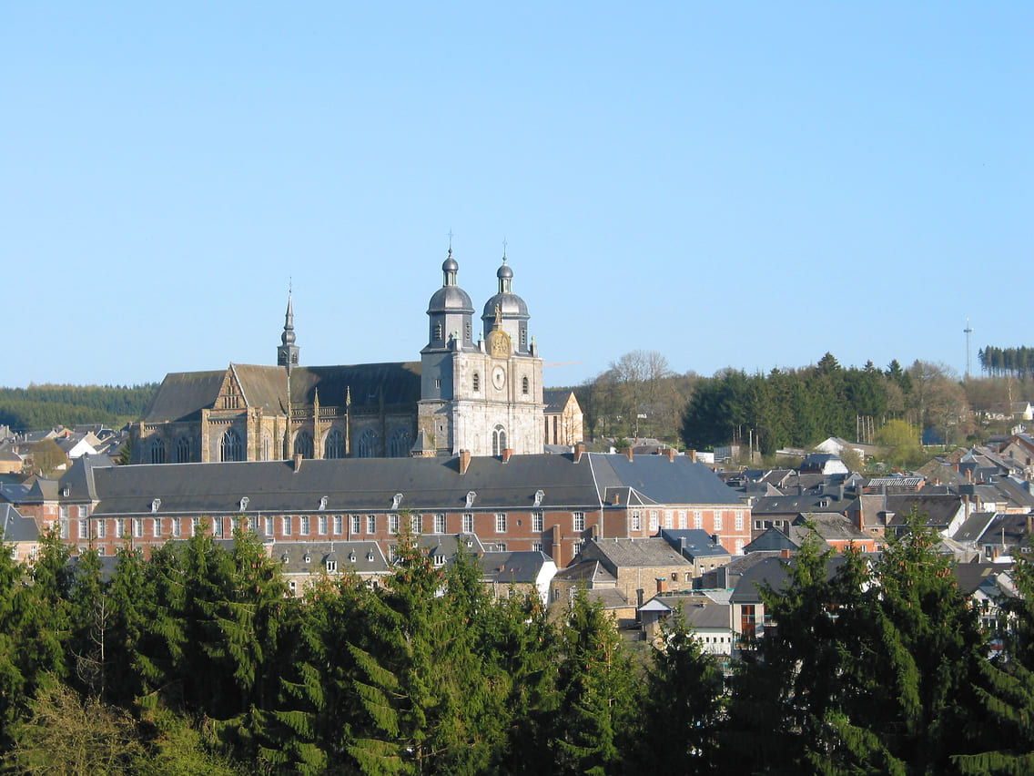 Vue de la basilique de Saint-Hubert dominant la ville au cœur de l’Ardenne belge.
