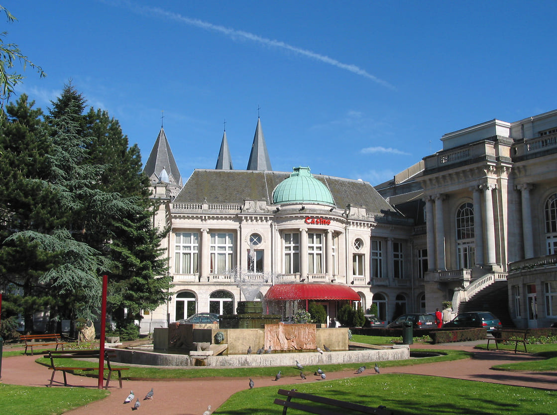 Façade du casino de Spa et jardins alentour, dans la célèbre ville thermale belge.