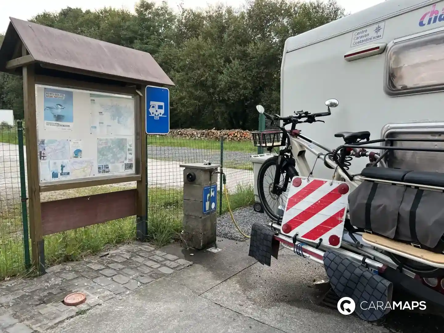 Aire de service pour camping-cars à Saint-Hubert avec borne de services et panneau d’informations.