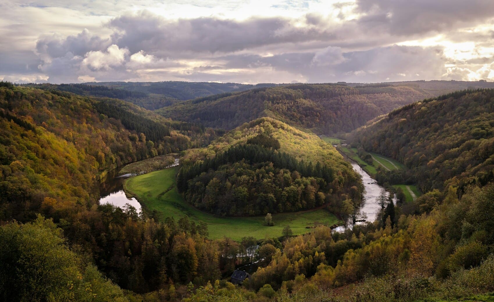 Vue panoramique de la vallée de la Semois près de Bouillon, Belgique, entre forêts ardennaises et méandres de rivière.