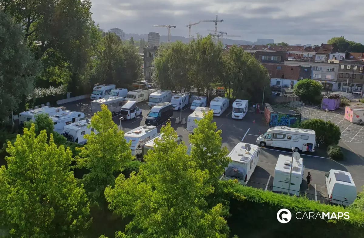 Aire de camping-cars à Bruxelles avec plusieurs véhicules stationnés près du centre-ville.
