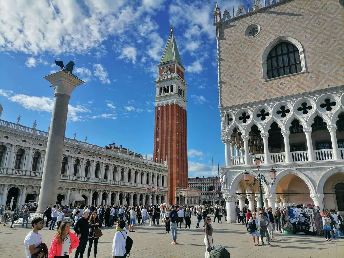 Place Saint-Marc à Venise avec le campanile, le Palais des Doges et les visiteurs sur la célèbre place.