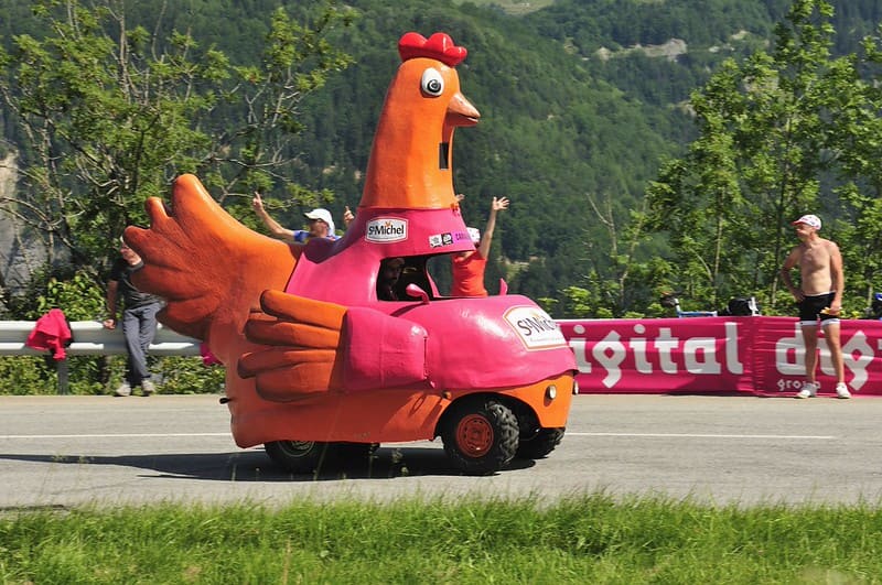 Voiture publicitaire de St Michel en forme de poule sur le parcours du Tour de France.