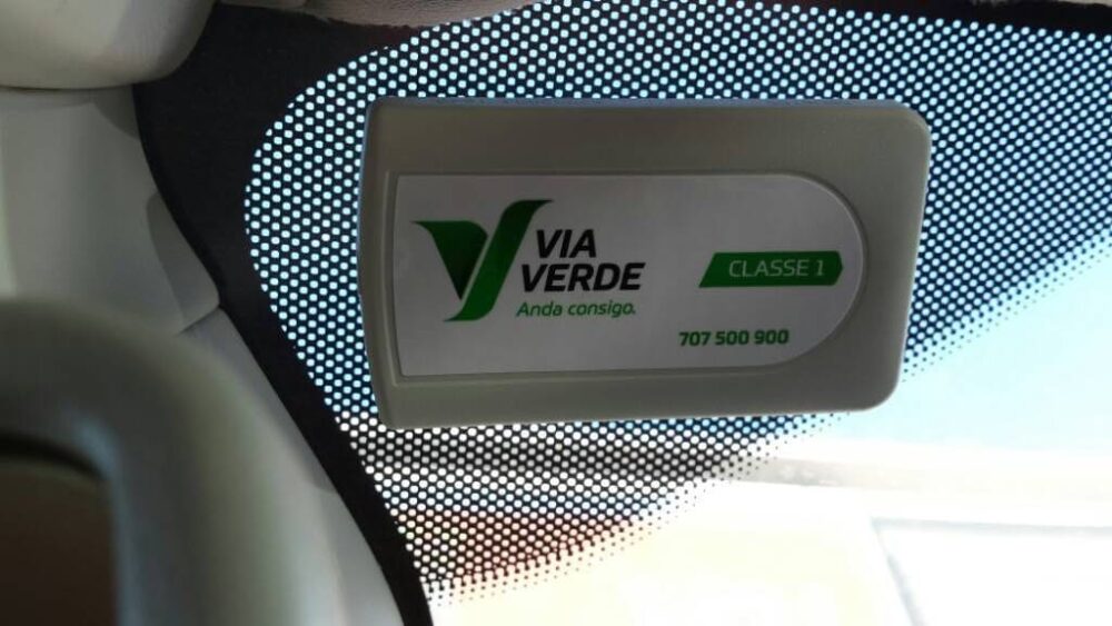 Photo d'un badge Via Verde attaché au pare-brise.