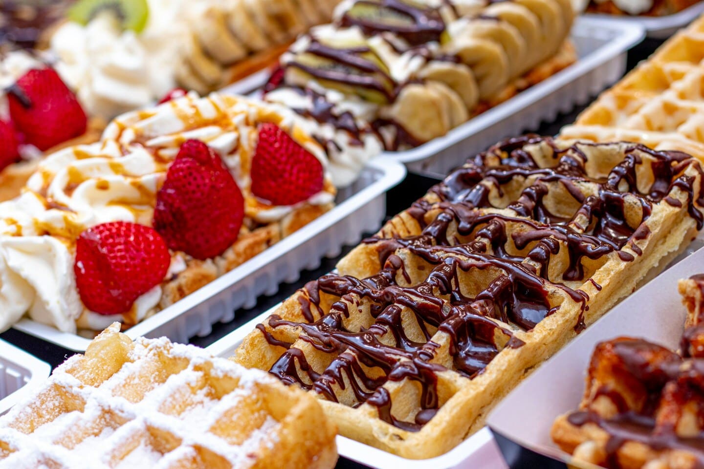Gaufres belges garnies de chocolat, fruits et crème fouettée.