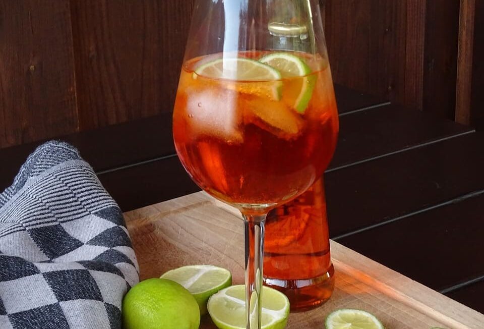 Verre de Spritz servi dans un Bacaro traditionnel à Venise.