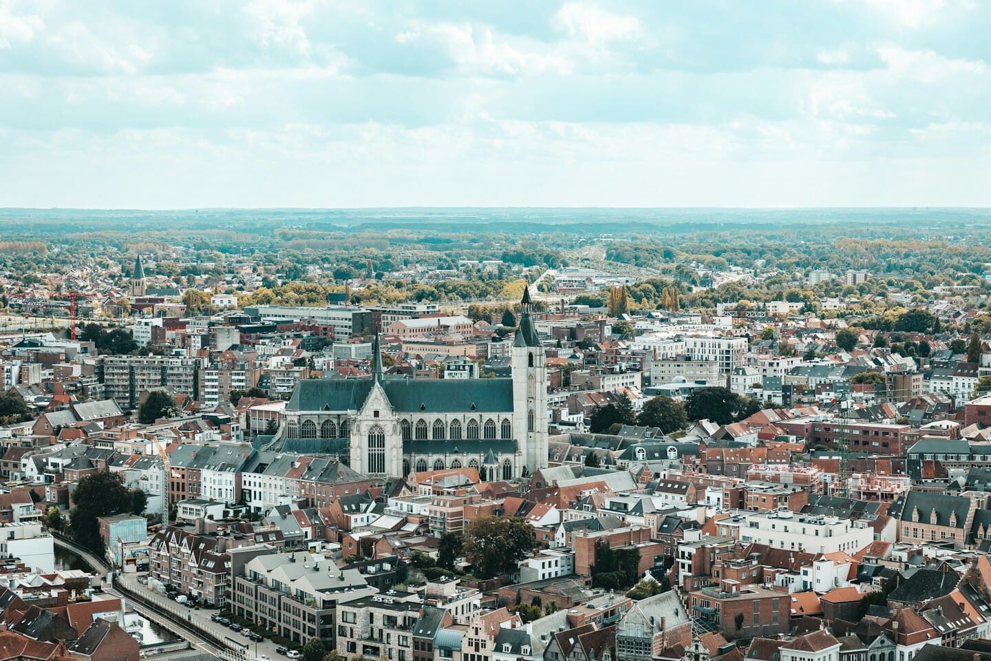 Vue aérienne de Malines avec la cathédrale Saint-Rombaut dominant la ville.