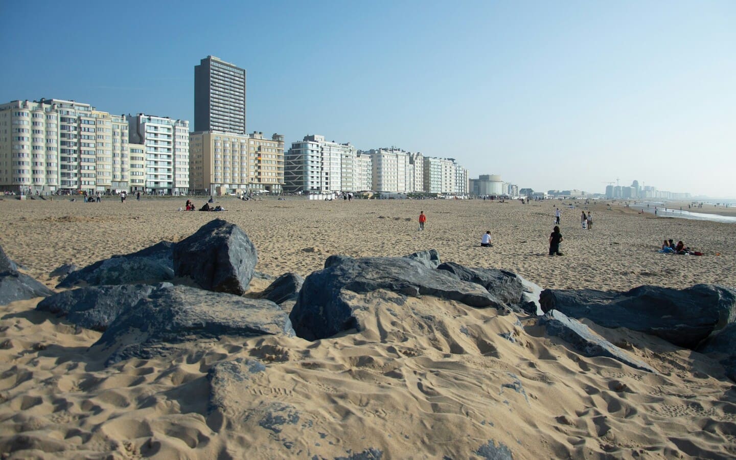 Plage d’Ostende bordée d’immeubles en front de mer.