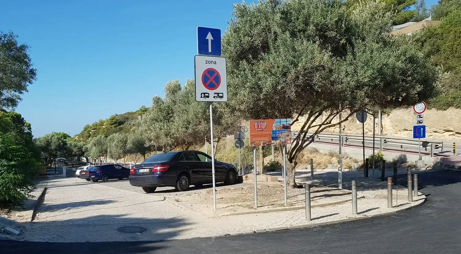Photo d'un camping au Portugal avec un panneau d'interdiction pour les camping-cars et les caravanes.