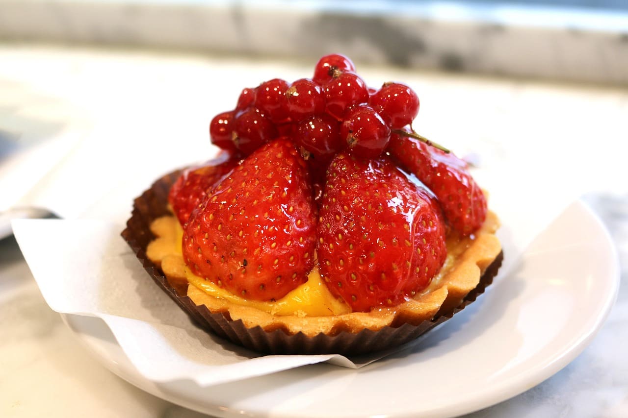 Tartelette italienne aux fraises et fruits rouges servie dans une pâtisserie à Venise.