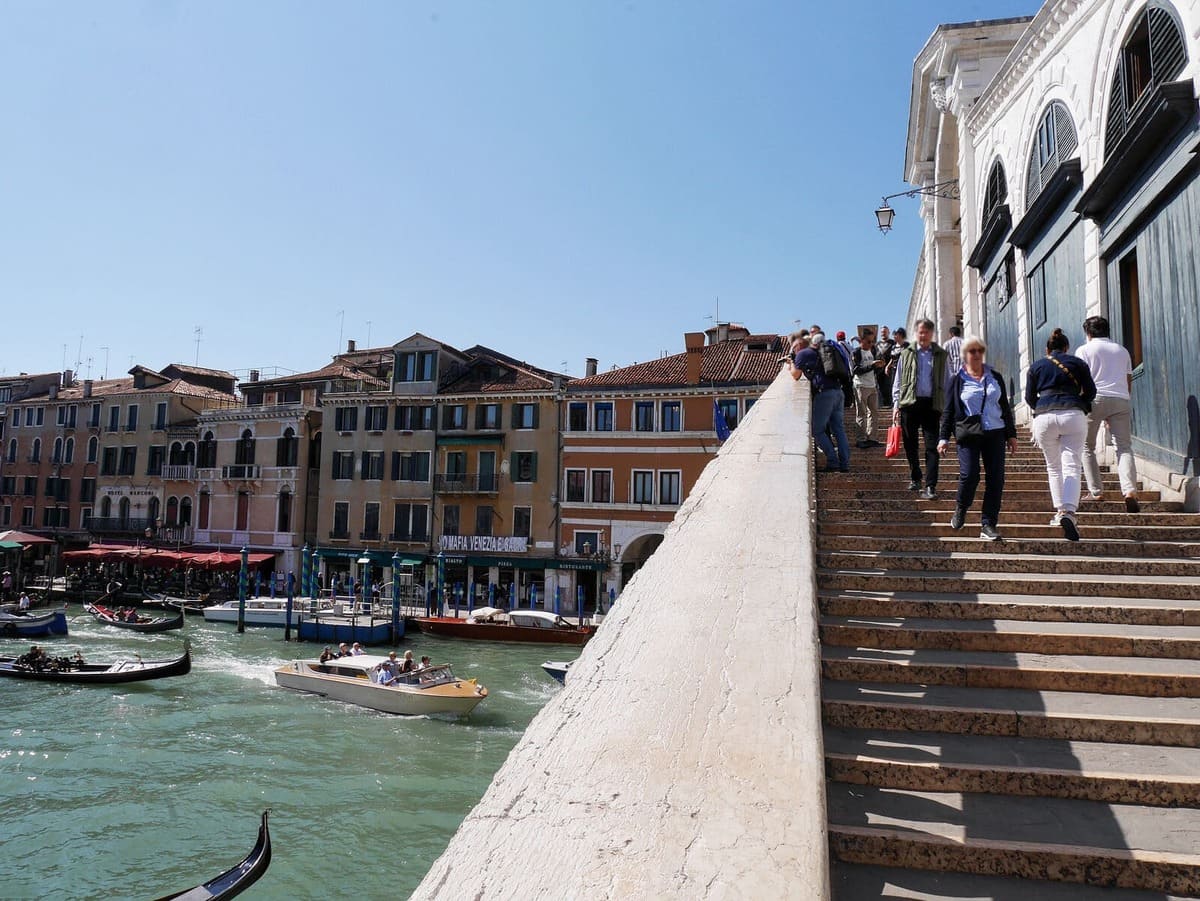 Vue depuis le Pont du Rialto sur le Grand Canal et les bâtiments historiques de Venise.