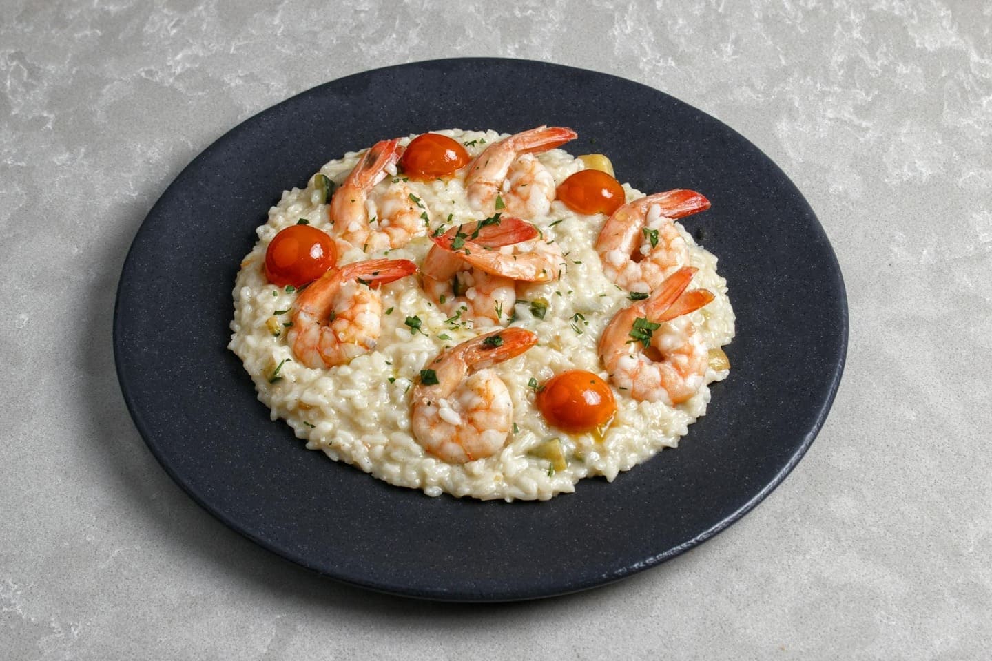 Risotto crémeux aux crevettes servi dans une trattoria vénitienne en Italie.