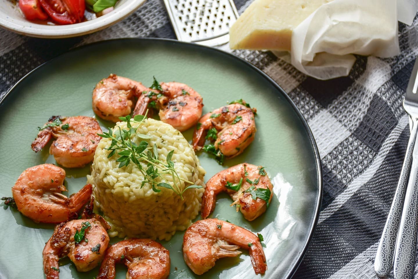 Assiette de crevettes grillées accompagnées d’un risotto dans un restaurant à Venise.