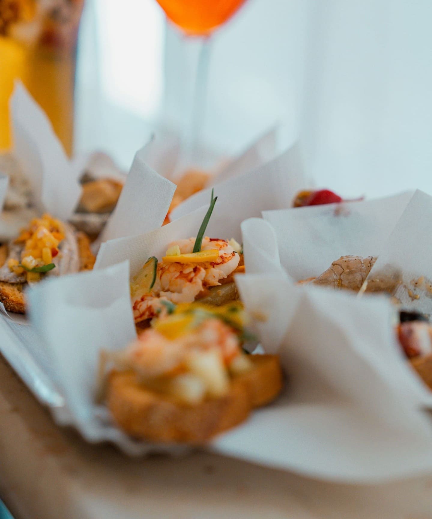 Cicchetti vénitiens servis dans des petites barquettes dans un Bacaro à Venise.