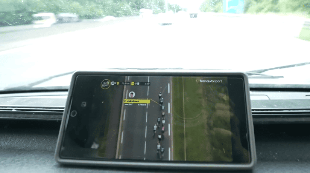 Diffusion du Tour de France en direct sur une tablette à l’intérieur d’un véhicule.